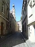 Vue de la rue et de l'église sur la gauche.
