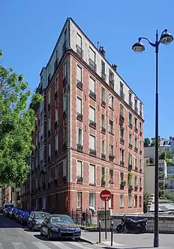 Immeuble au croisement avec la rue de Boulainvilliers.