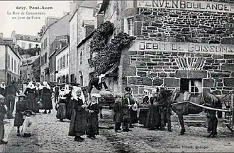 Pont-Aven : la rue de Concarneau un jour de foire (vers 1930).