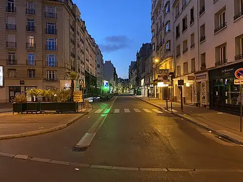 Rue de Passy, un matin d'été.