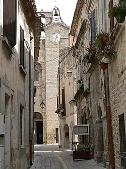Rue de Vic-la-Gardiole avec vue sur l'église Sainte-Léocadie, du XIIe&nbsp;siècle.