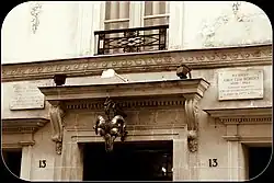 Entrée de l’établissement actuel (l'hôtel) du no&nbsp;13.