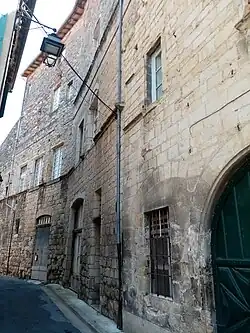 Monseigneur Tuboeuf juge trop exiguë l'ancien évêché médiéval à Castres situé rue des Capitouls.