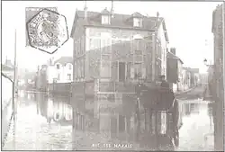 La rue du Marais en 1910 sous 10 centimètres d'eau ; les rails du tramway ne sont même plus visibles