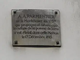 Plaque commémorative sur la maison où est mort Parmentier.