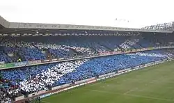les supporters écossais présents dans une tribune font un tifo représentant le drapeau écossais.