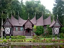 Une rumah gadang (en), maison traditionnelle des Minangkabau.