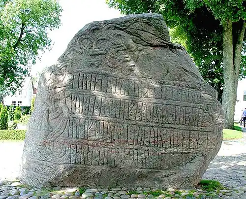 Face avec les inscriptions runiques sur la grosse pierre de Jelling.