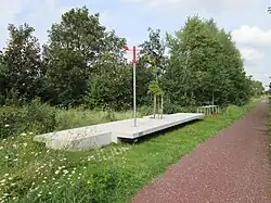 Chemin et aire de repos.