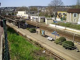 Le quai central avec le bâtiment de la gare au second plan.