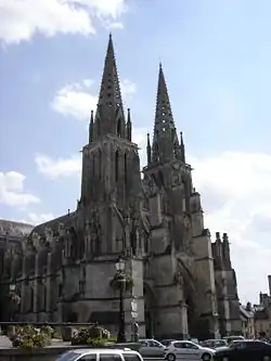 Les flèches de la façade occidentale.