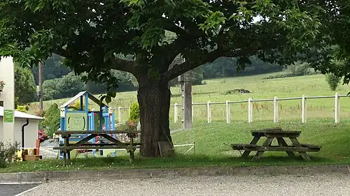 Tables de pique-nique et aire de jeux.