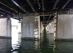 Sous le pont, vue vers le nord.