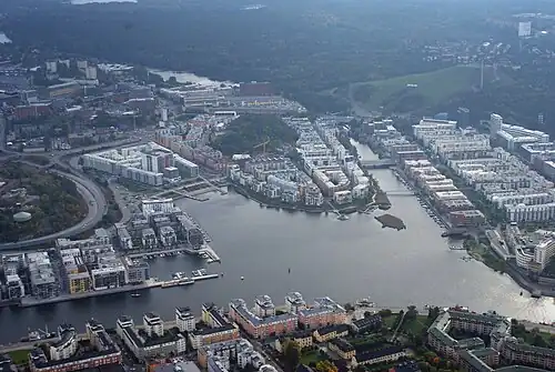 À droite, les ponts sur le canal de Sickla.