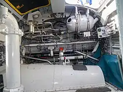 Intérieur, le réservoir se trouve sous le plancher de l'appareil.