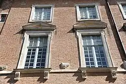 Saint-Jean : fenêtres de la façade.