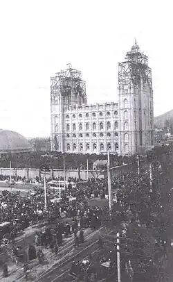 Pose de la dernière pierre du temple de Salt Lake City, le 6 avril 1892.