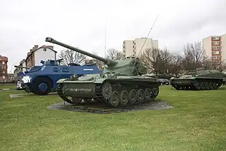 Char et VTT AMX-13 devant un VBRG