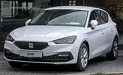 une voiture blanche
