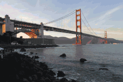 Une photographie numérique du Golden Gate Bridge retouché avec des effets de lumière.