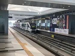 Arrivée d'une rame à la station Bandara Sultan Mahmud Badaruddin II ("Aéroport international Sultan-Mahmud-Badaruddin-II")