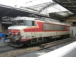 Locomotive BB 15000 en livrée « TEE Grand Confort ».