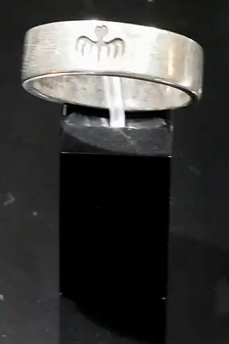 Bague du SPECTRE portant son emblème, la pieuvre.