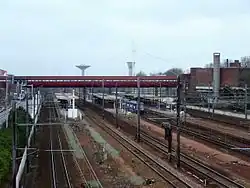 Vue générale de la gare avec sa passerelle.