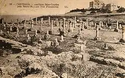 Carte postale ancienne représentant des colonnes antiques alignées.