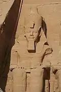 Gros plan de la statue la plus à gauche au temple de Ramsès&nbsp;II.