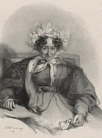 Portrait d'une femme âgée du début du XIXe siècle, assise, vêtue d'une robe à manches bouffantes et d'un bonnet à volants. Expression neutre, regard légèrement dirigé vers l'avant. Dessin détaillé en noir et blanc, atmosphère calme et contemplative.