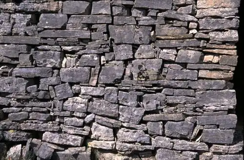Parement de la façade d'une cabane.