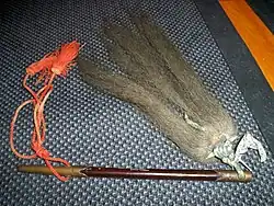Bâton saihai de la période Edo avec des poils de yak.