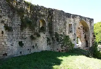 Les vestiges de l'enceinte de l'abbaye.