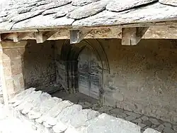 Le porche, à moitié enterré.