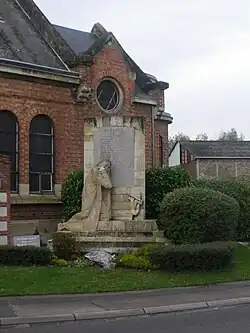 Le monument aux morts communal.