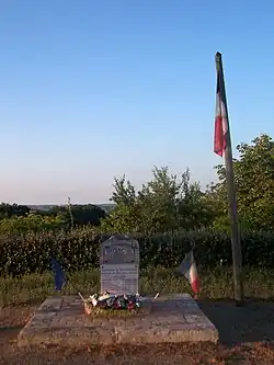 Le monument aux morts à proximité de la mairie (juillet 2015)