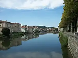 Le plan d'eau du Salat créé par une digue, entre le champ de Mars et le château.