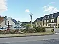 Saint-Goazec : le bourg et son calvaire du XVe&nbsp;siècle.