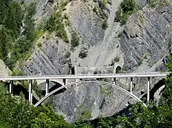 Un pont en arc, l'arc est funiculaire des charges qui lui sont appliquées.
