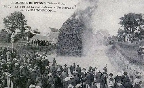 Le feu de la Saint-Jean à Saint-Jean-du-Doigt (carte postale Émile Hamonic, vers 1930).