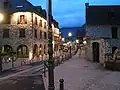 Une rue du centre bourg la nuit.
