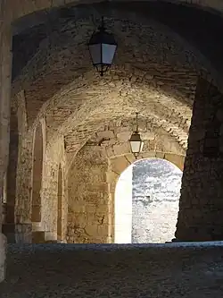 Vue des arcades près de l'église.