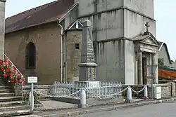 Monument aux morts et église.