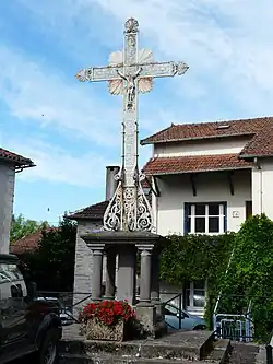 Croix située place de l'Église.