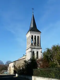 Le clocher de l'église Saint-Pierre-ès-Liens.