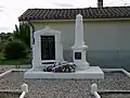 Le monument aux morts entre mairie et église (septembre 2015)