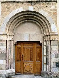 Le portail principal.