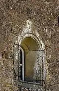 La chapelle de Saint-Prix : la fenêtre nord et la tête sculptée.