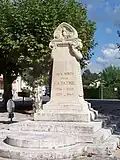 Le monument aux morts jouxtant la mairie (août 2015).